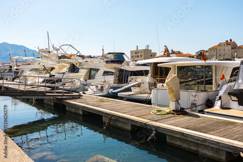 Carta da parati Luxury motor yachts moored at sunny marina