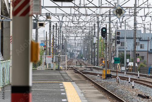 鉄道駅のホームから眺める線路の風景、非常停止ボタン