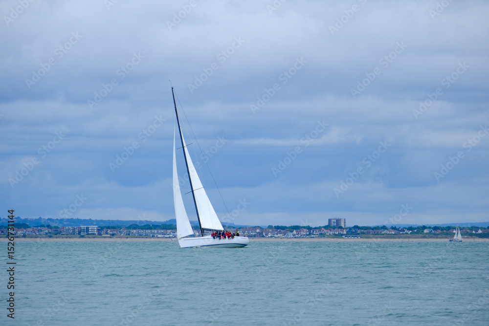 Obraz premium Sailing boats and yachts racing in the Isle of Wight, Round the Island Race 2025, in stormy and rainy conditions