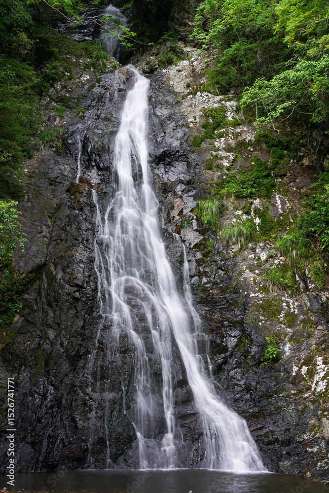 Obraz premium 三角に流れる素晴らしき自然のアート。鹿児島の八瀬尾の滝といった場所です。