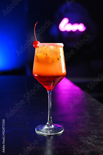 Coctel Naranja de maracuya y granadina con cereza