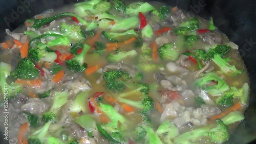 Simmering Chicken Offal and Broccoli Stir-fry