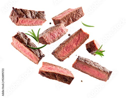 fallende Medium Steak Stücke isoliert auf weißen Hintergrund