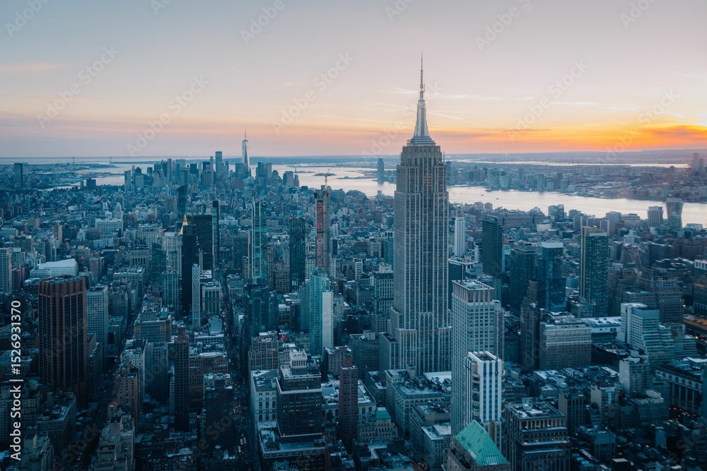 Fototapeta premium New York City skyline at sunset with Empire State Building
