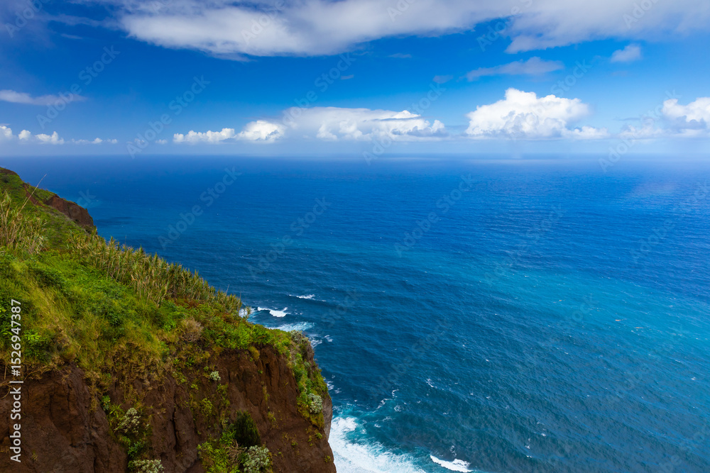 Fototapeta premium Egzotyczny krajobraz morski z wybrzeżem nad Oceanem Atlantyckim na portugalskiej wyspie Madera, podróż po Europie, tło lub tapeta do projektu 