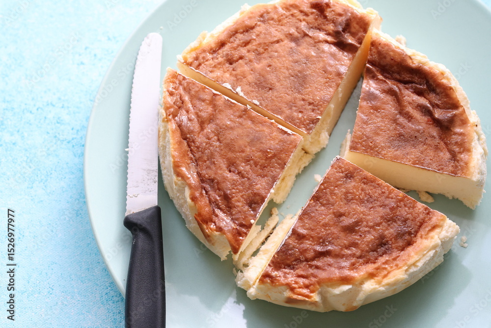 Naklejka premium San Sebastian cheesecake on plate in restaurant in close-up