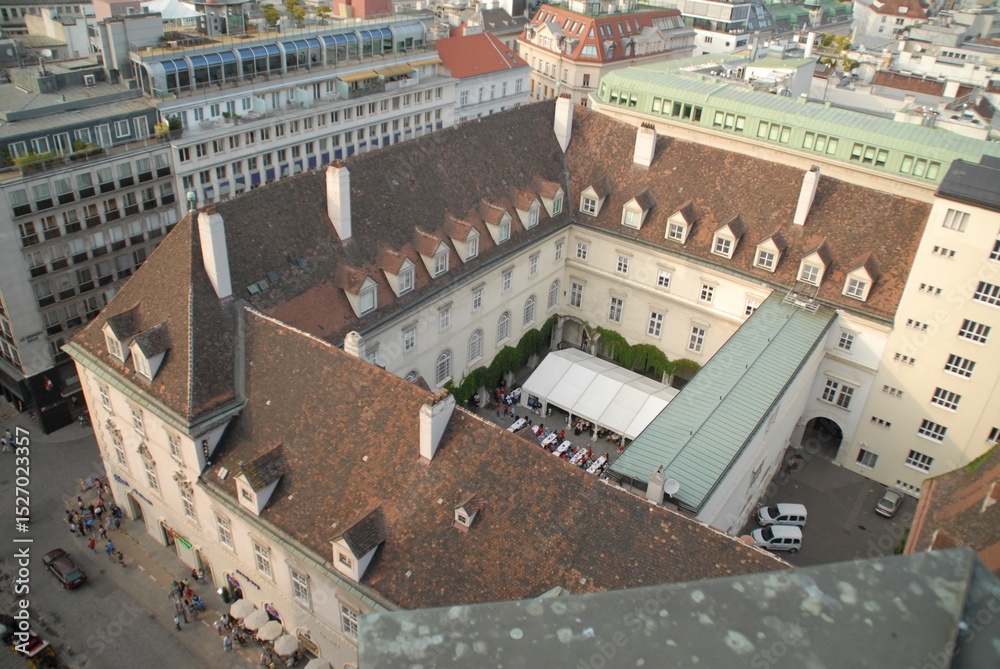 Fototapeta premium 中庭を囲む歴史的建築の俯瞰ビュー