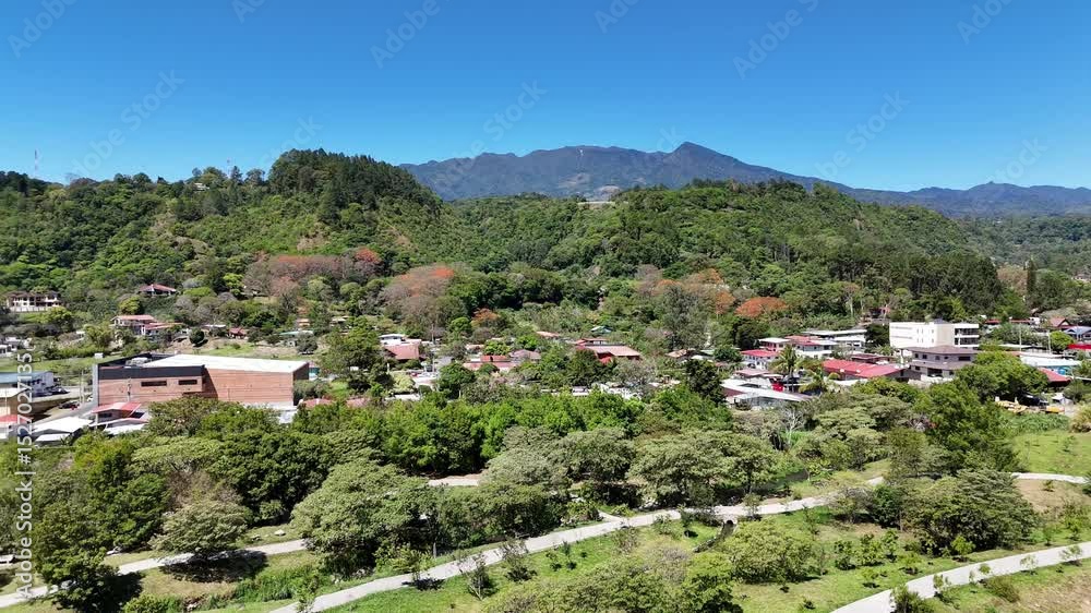 Arereo Paneo de la Ciudad de Bajo Boquete surrounded by lush mountains and green fields