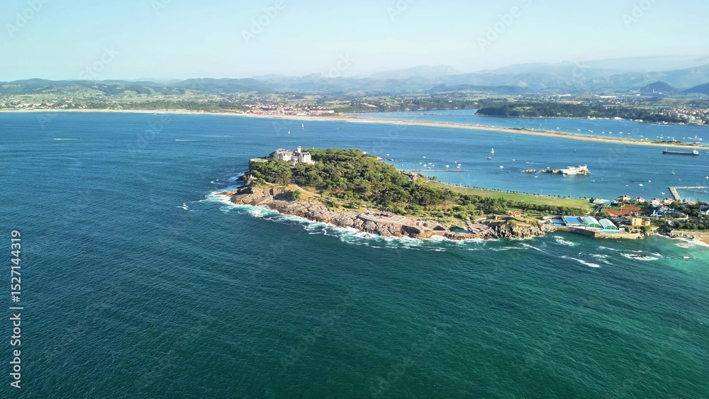 Fototapeta premium Stunning Aerial View of a Scenic Coastal Island Featuring Clear Blue Waters Below
