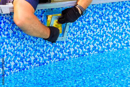 Fényképezés Craftsman carefully installs new pool filtration system over liner at home backy