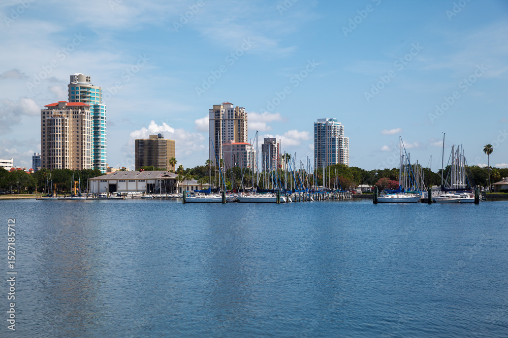 Obraz premium Marina with sailboats and office tower buildings at the waterfront of Old Tampa Bay, St Petersburg, Florida, United States.