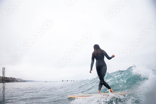 Fototapeta Naklejka Na Ścianę i Meble -  Girl surfing waves