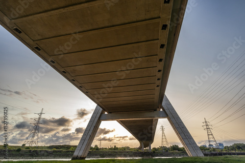 Canvas-taulu View from beneath the Flintshire Bridge at sunrise, highlighting its concrete un