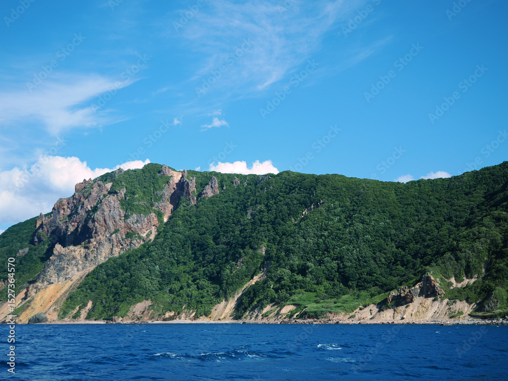 Obraz premium 小樽の海で船の上から見た岩山