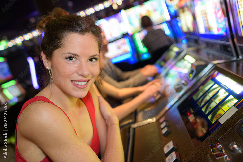 Naklejka premium woman posing next to slot machine