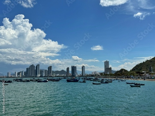 Vietnam, Nha Trang, Blick auf die Stadt von der Küste aus. Wolkenkratzer auf dem Hintergrund von Fischerbooten. Sehr schönes Panorama der Stadt, türkisfarbenes Meer. Fischfang, ruhende Fischer, fantas photo