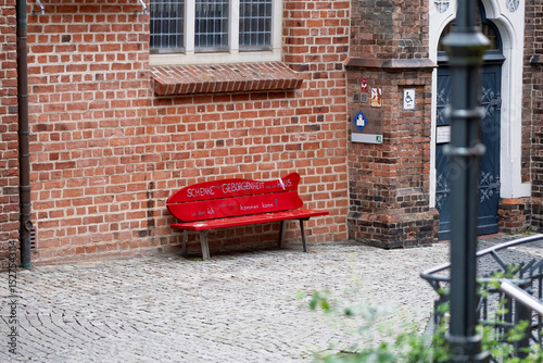 Rote Bank an Backsteinmauer
