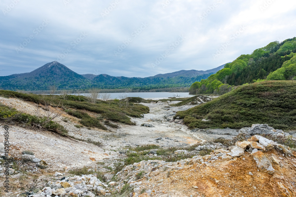 Fototapeta premium 硫黄臭が漂う霊場恐山と宇曽利湖