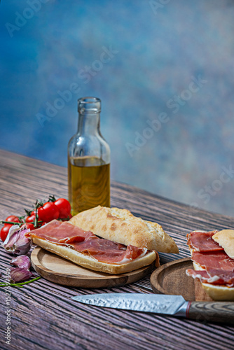 Serrano Ham Toast with Tomato: A classic combination that enhances the flavor of the ham
