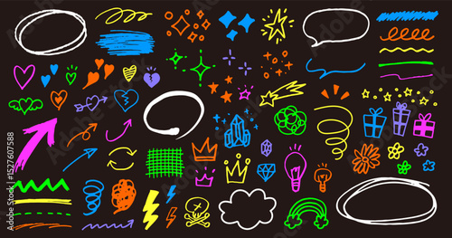 手描きの装飾セット。ふきだし、矢印、星、ハート、宝石、王冠など。ペンで描いた感情のアイコン。かわいい線画。