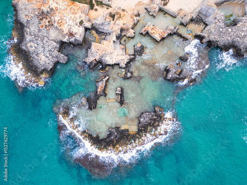 Calette di Torre Cintola, un paradiso nascosto a Monopoli: Viste aeree delle calette e del mare turchese cristallino photo