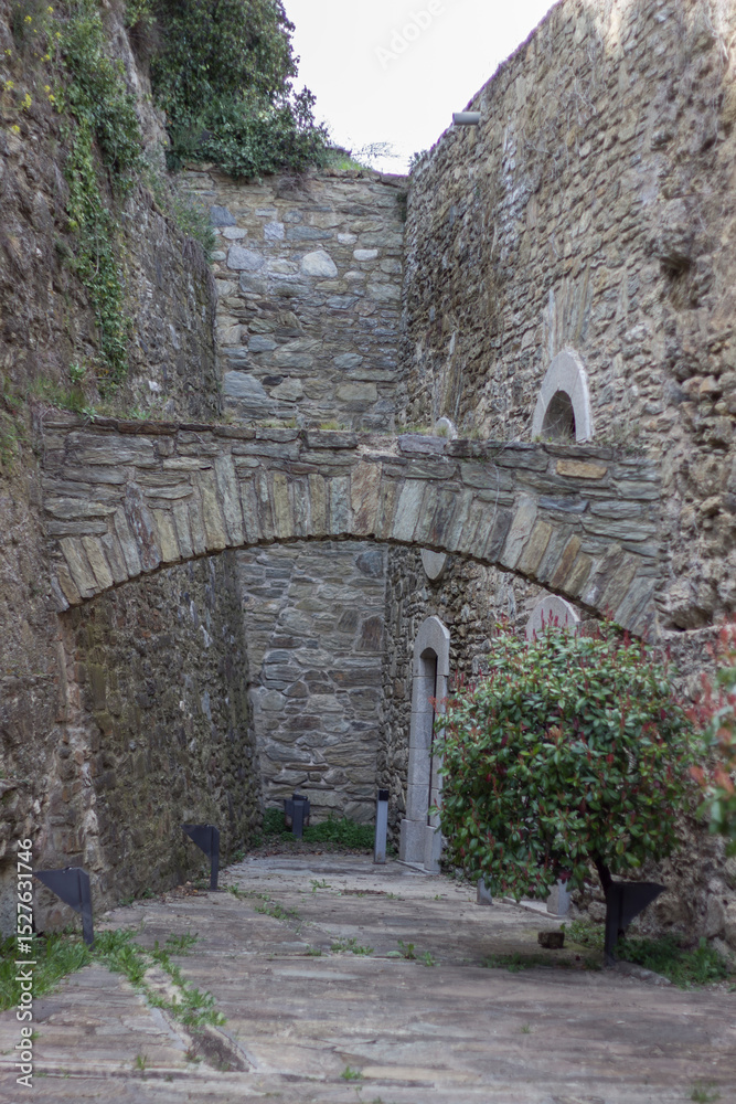 Naklejka premium a stone arch between two walls in a castle