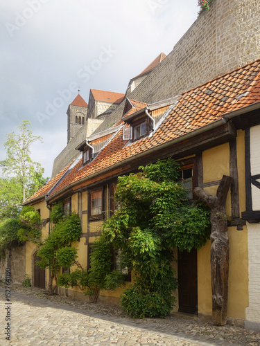 Quedlinburg - Altstadtgasse unterhalb der Stiftskirche, Sachsen-Anhalt, Deutschland, Europa