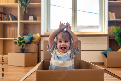 Canvas Print Baby girl in the cardboard box