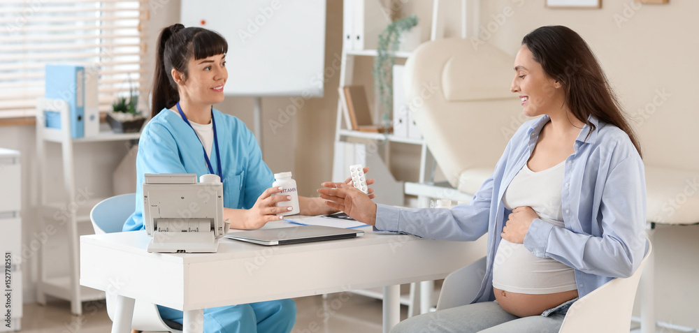 Obraz premium Female doctor giving pills to pregnant woman at table in clinic