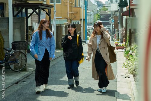 街を歩く3人の女性