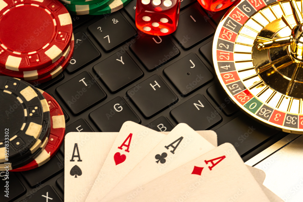 Obraz premium Image of casino items on a laptop keyboard, depicting themes of gambling, risk-taking, and possibly online betting or casino simulation