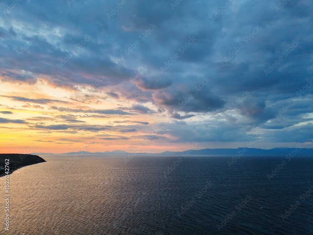 Φωτογραφία Beautiful cloudy red sunrise over sea with beach, waves and mountains in the background