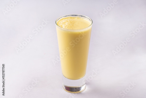 Lassy banane boisson traditionnel Indien photo