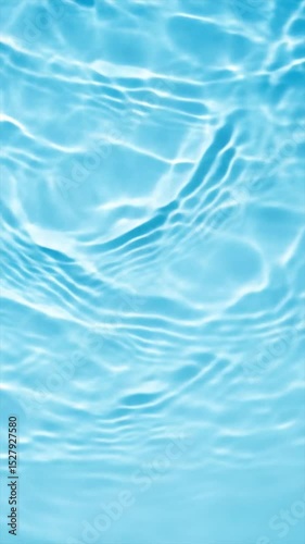 ゆらゆら揺らめく青く透明な水面　縦向き