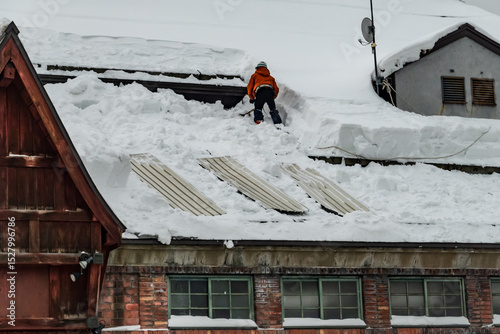 屋根の雪下ろし風景 北海道
