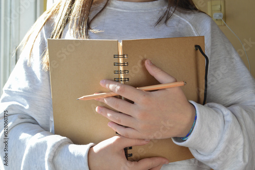 Niña escribiendo