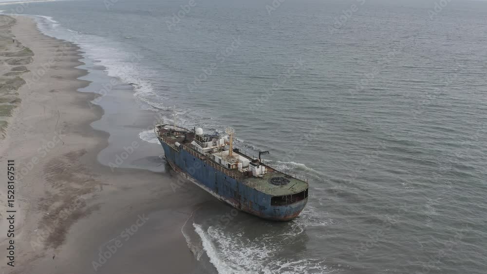 Barco abandonado en la costa de Sechura en Piura ubicado al norte del Perú