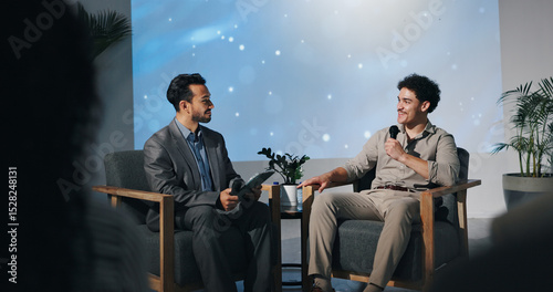 Tapet Businessmen, conference or presentation for interview, development seminar or public speaking