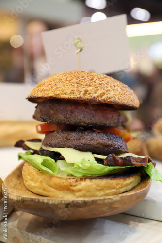 hamburguesa doble de carne con pan brioche de semillas