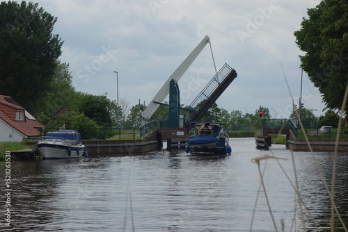 Zugbrücke über einem Kanal bei Aurich