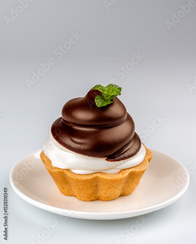 chocolate cupcake (mini tart) with cream