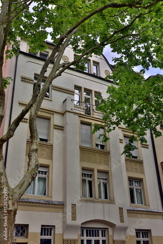 Altbaufassade in Freiburg im Frühling