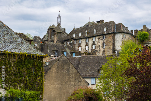 Foto Salers belfry, former defensive gate, overlooking the medieval village of Salers