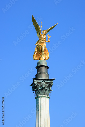 Nike Siegesgöttin Skulptur als Friedensdenkmal mit Friedensengel ist Wahrzeichen,  Denkmal und Sehenswürdigkeit der Maximiliansanlagen in München - Bayern, Deutschland, Europa