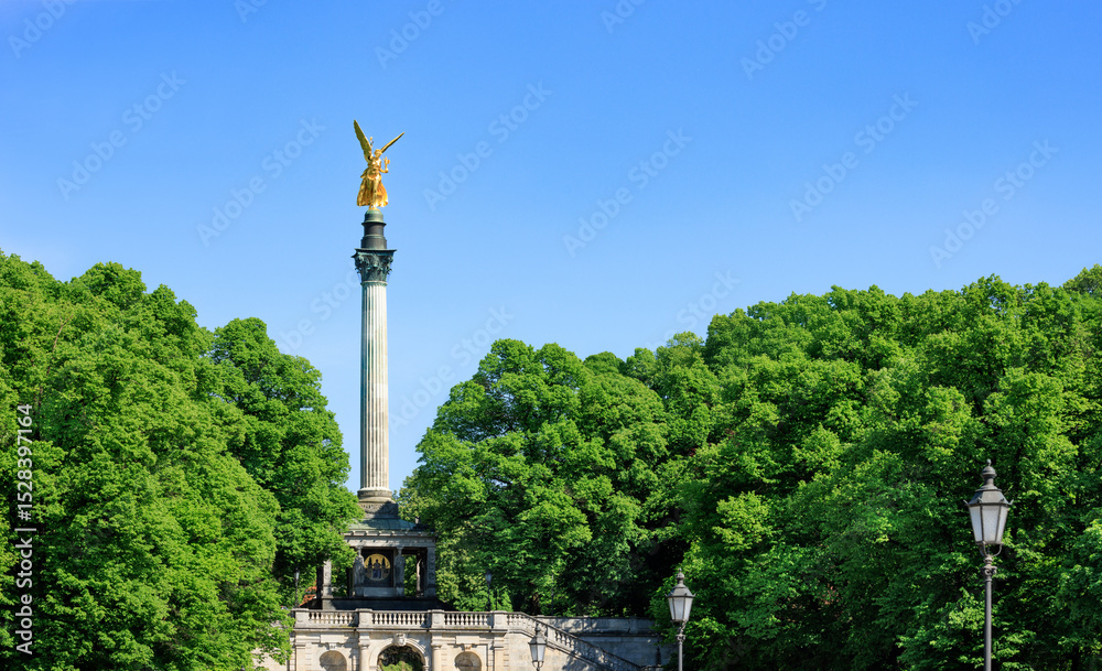Fototapeta premium Nike Siegesgöttin Skulptur als Friedensdenkmal mit Friedensengel ist Wahrzeichen, Denkmal und Sehenswürdigkeit der Maximiliansanlagen in München - Bayern, Deutschland, Europa