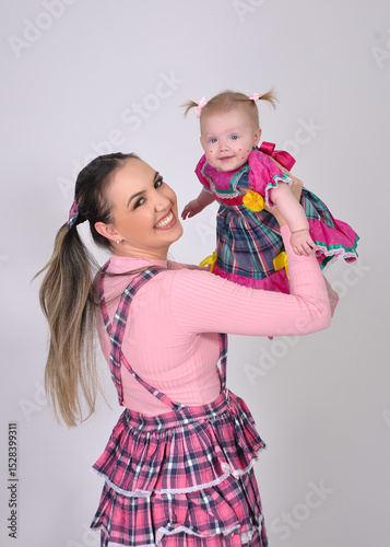 Mãe e filha vestidas para festa junina arraiá 