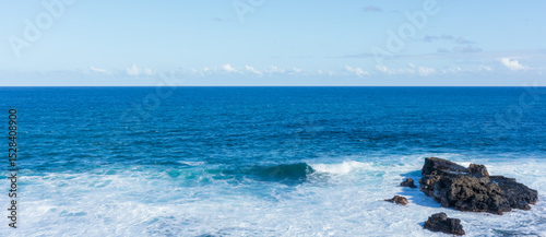 Fototapeta Naklejka Na Ścianę i Meble -  blue waves crashing on the coast