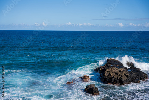 Fototapeta Naklejka Na Ścianę i Meble -  waves on the rocks