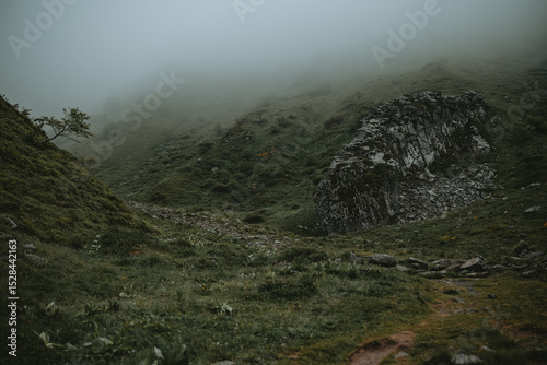 Paysage mystique et fantastique dans la montagne avec de la brume  photo