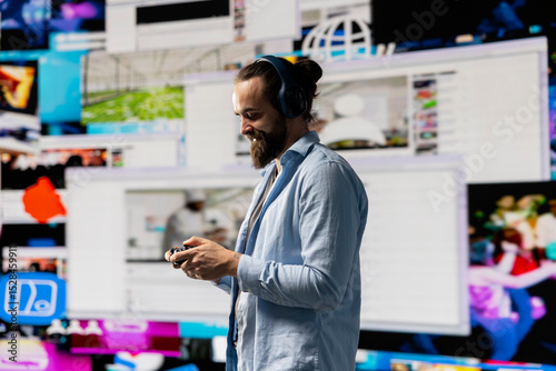 Foto Young influencer enjoying online web connection between followers, highlighting real time engagement, online presence and imagination as essential elements of influence and communication